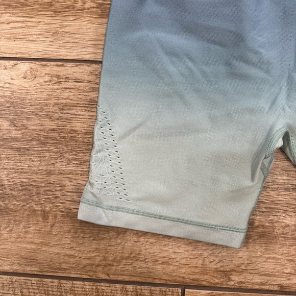 PINK Victoria's Secret Sport Pink Ombre Shorts Size Medium Pink Active SEAMLESS - Picture 7 of 13